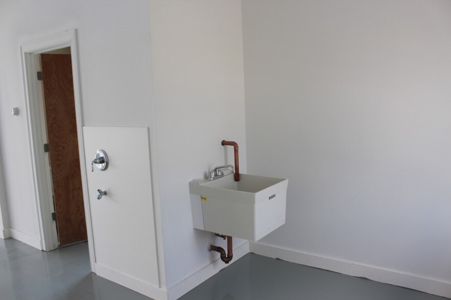 More Photos Of 42 Felton St, Waltham Warehouse For Lease