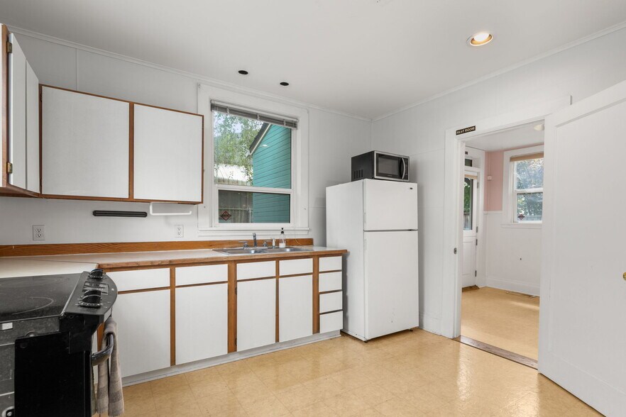 More Photos Of 1516 SE 43rd Ave, Portland Medical For Sale