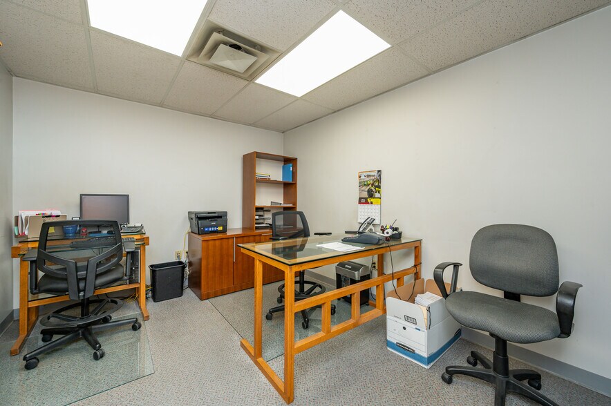More Photos Of 2660 100th St, Urbandale Service For Sale