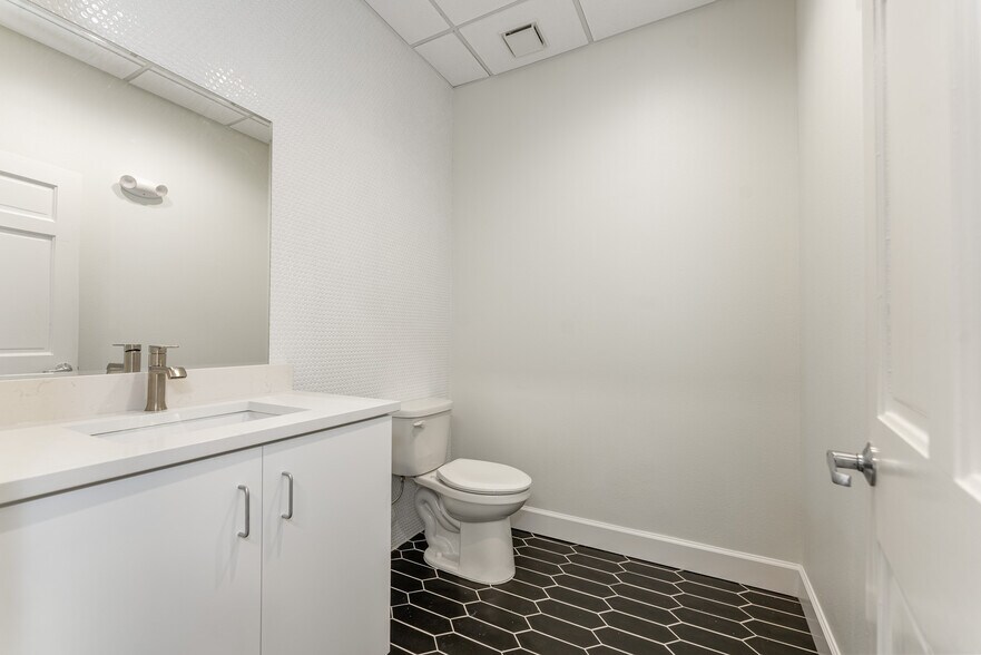 More Photos Of 1800 2nd St, Sarasota Office Residential For Lease