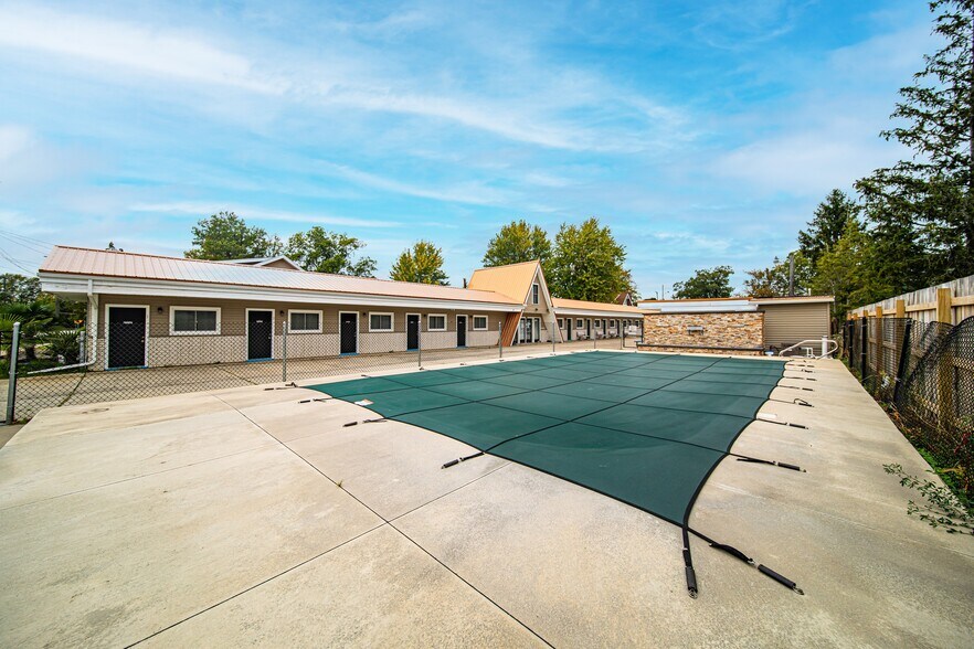 More Photos Of 5169 Lake Rd E, Geneva Hotel For Sale