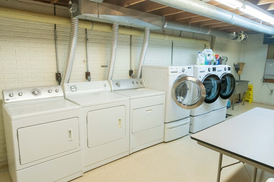 More Photos Of 1111 Washington St, Pella Hospitality For Sale
