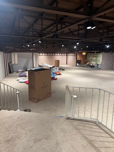 More Photos Of 740 8th Ave, Huntington Warehouse For Lease