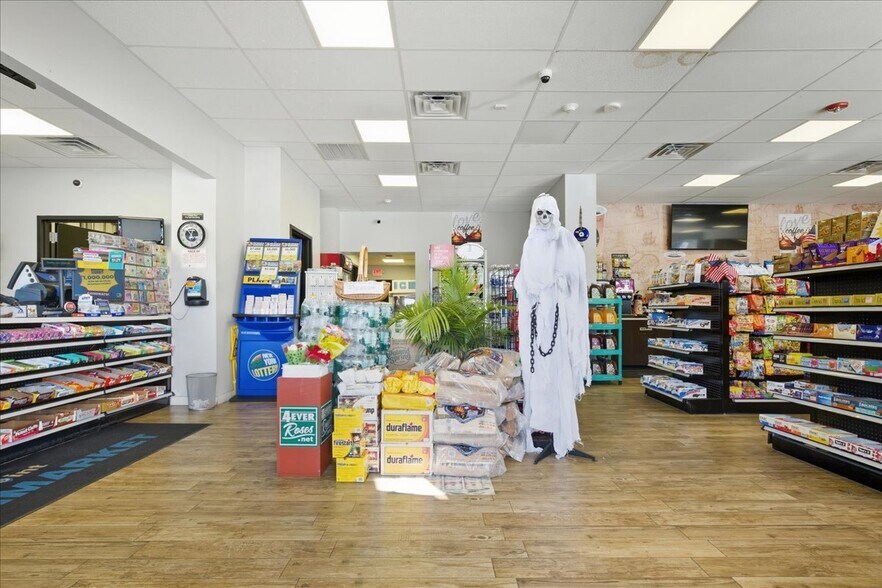 More Photos Of 12 Lido Blvd, Point Lookout Service Station For Sale