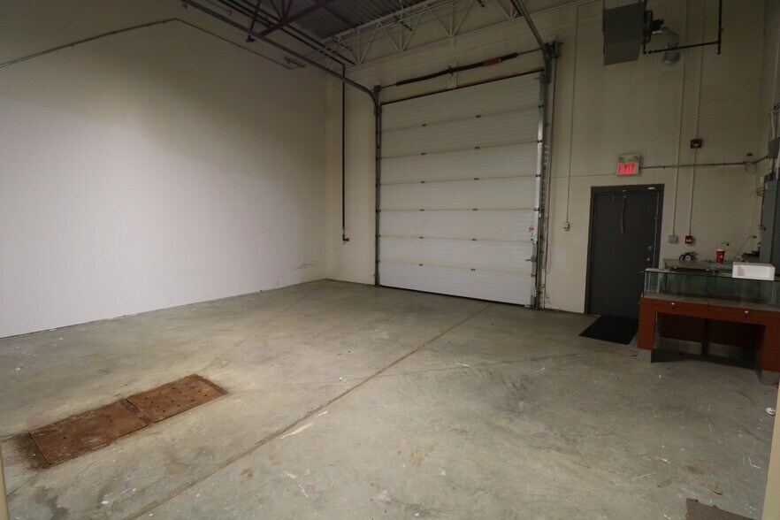 More Photos Of 10008-10022 167 St NW, Edmonton Showroom For Sale