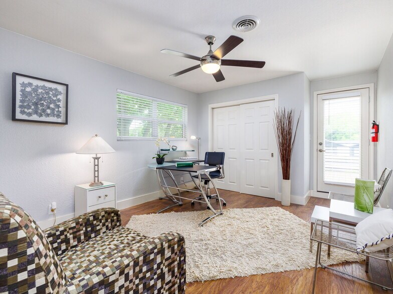 More Photos Of 1115 W Slaughter Ln, Austin Office Residential For Lease