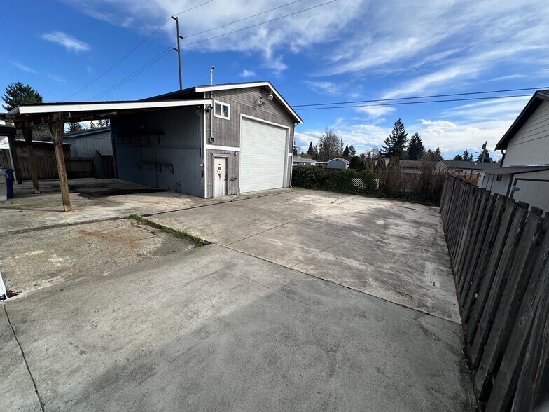 More Photos Of 11963 160th - Garage st, Renton Service For Lease