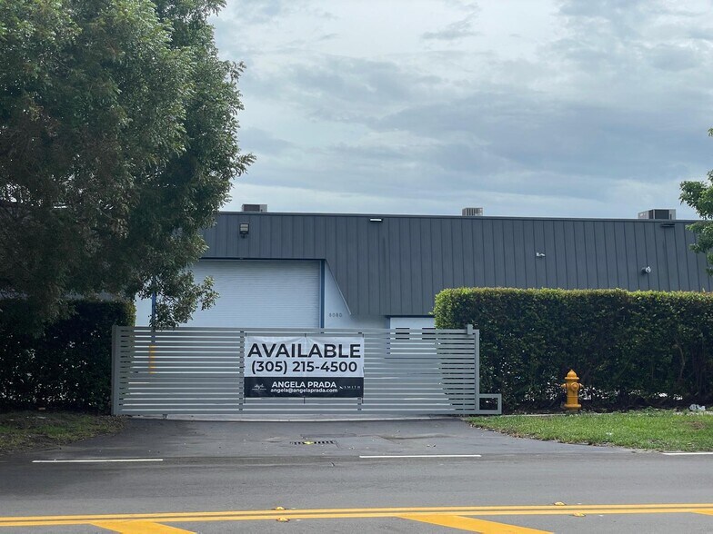 More Photos Of 8080-8100 NW 33rd St, Doral Warehouse For Lease
