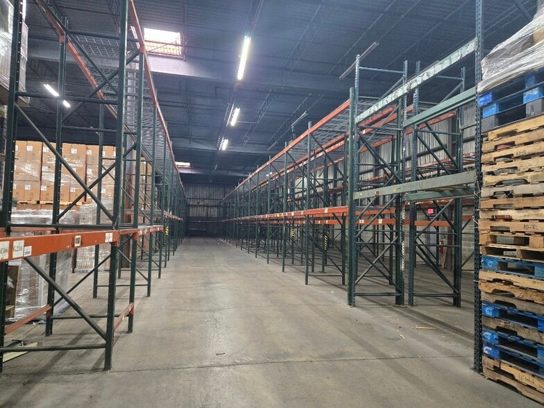 More Photos Of 830 Fairway Dr, Bensenville Distribution For Lease