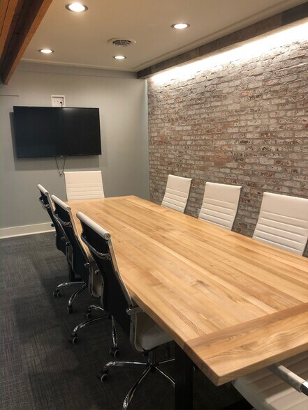 More Photos Of 160 S Poplar St, Elizabethtown Showroom For Lease