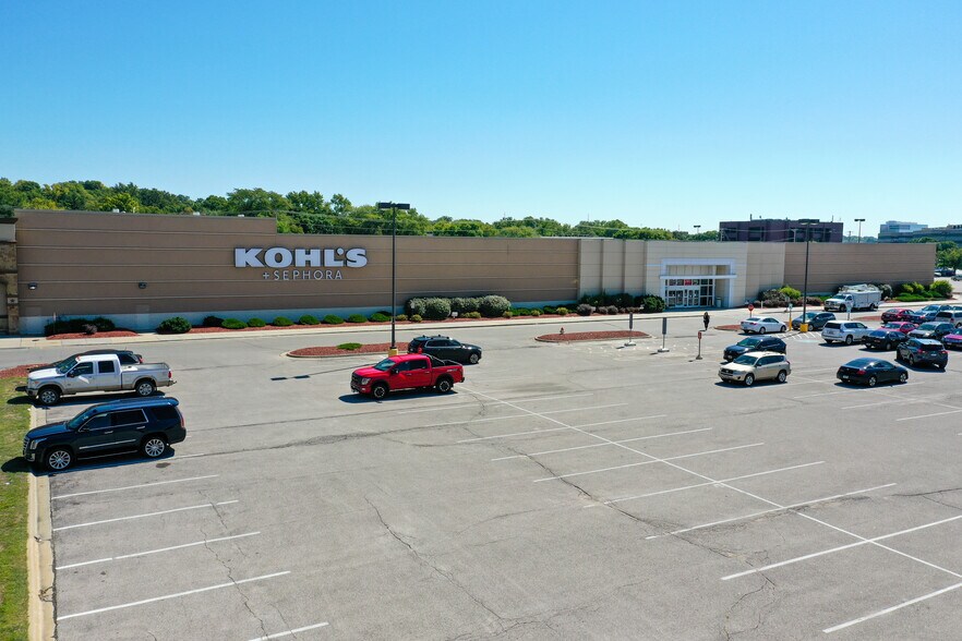 More Photos Of 909 S 72nd St, Omaha Department Store For Sale