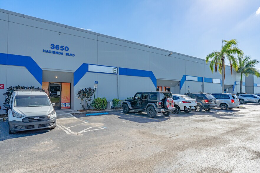 More Photos Of 3650 Hacienda Blvd, Davie Unknown For Lease