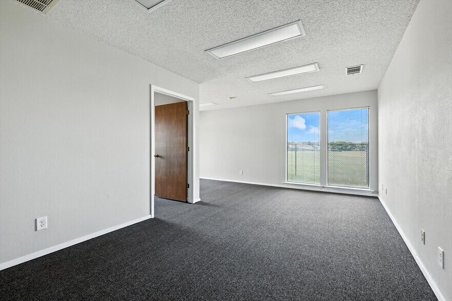 More Photos Of 2218 Michigan Ave, Arlington Unknown For Lease