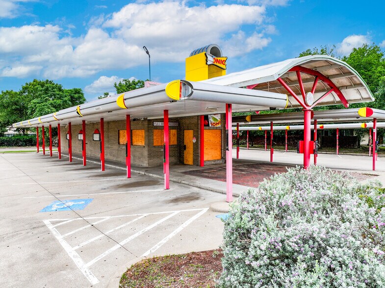 More Photos Of 1300 W Pioneer Dr, Irving Fast Food For Sale