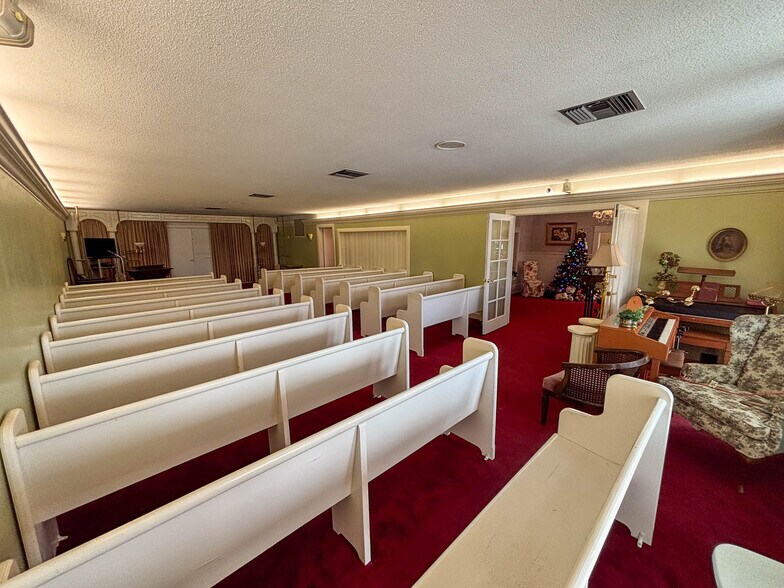 More Photos Of 945 E Broadway St, Fort Meade Specialty For Sale