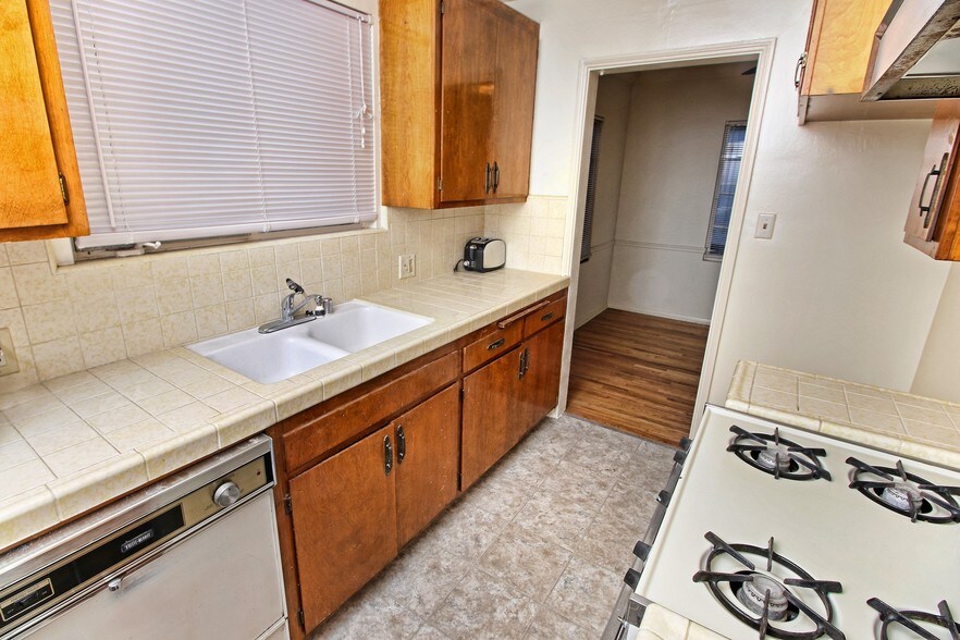 More Photos Of 140 N Pass Ave, Burbank Apartments For Sale