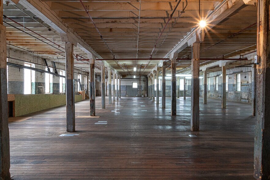 More Photos Of 253 Rue Michaud, Coaticook Manufacturing For Lease