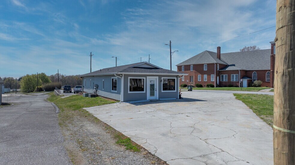 More Photos Of 121 13th St SW, Hickory Office For Sale