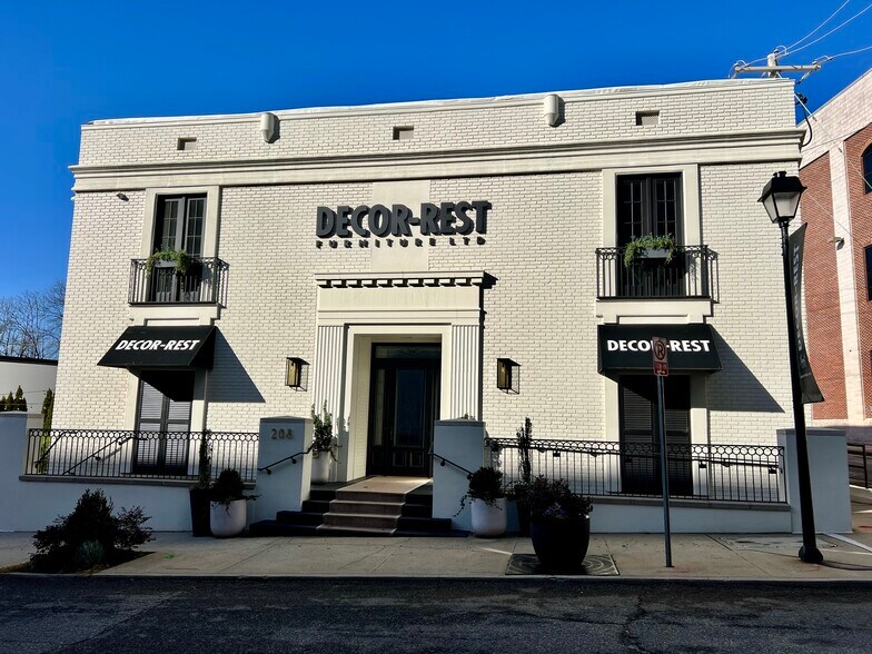 More Photos Of 208 Jacobs Pl, High Point Showroom For Lease