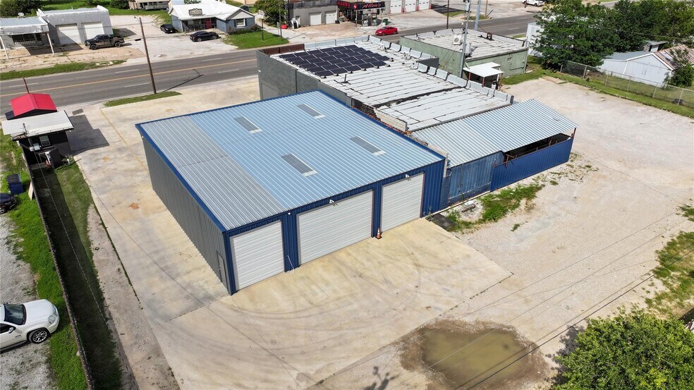 More Photos Of 406 W Wise St, Bowie Industrial For Sale