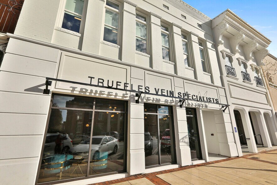 Primary Photo Of 6-8 E Court Sq, Newnan Medical For Lease