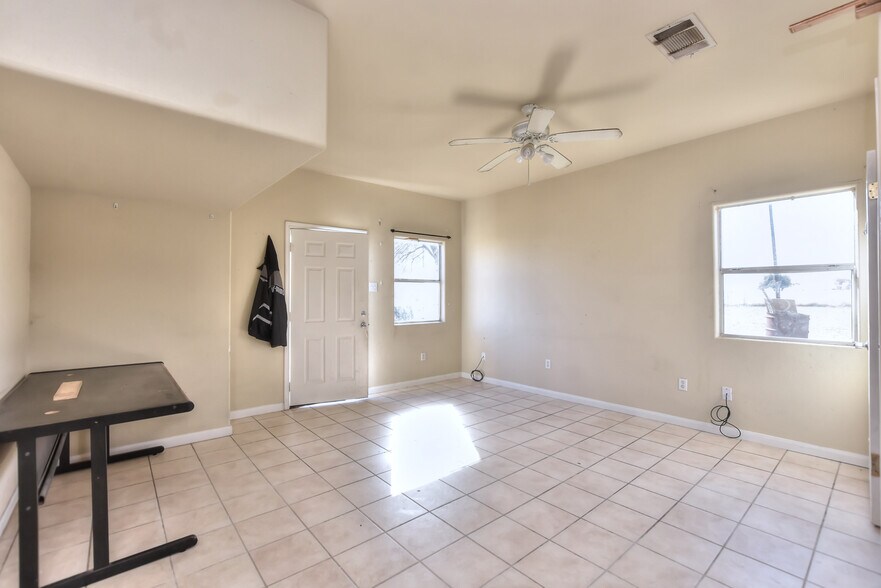 More Photos Of 4159 E University Ave, Georgetown Light Manufacturing For Sale