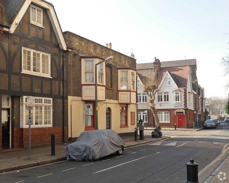 More Photos Of 60 Old Woolwich Rd, London Bar For Sale