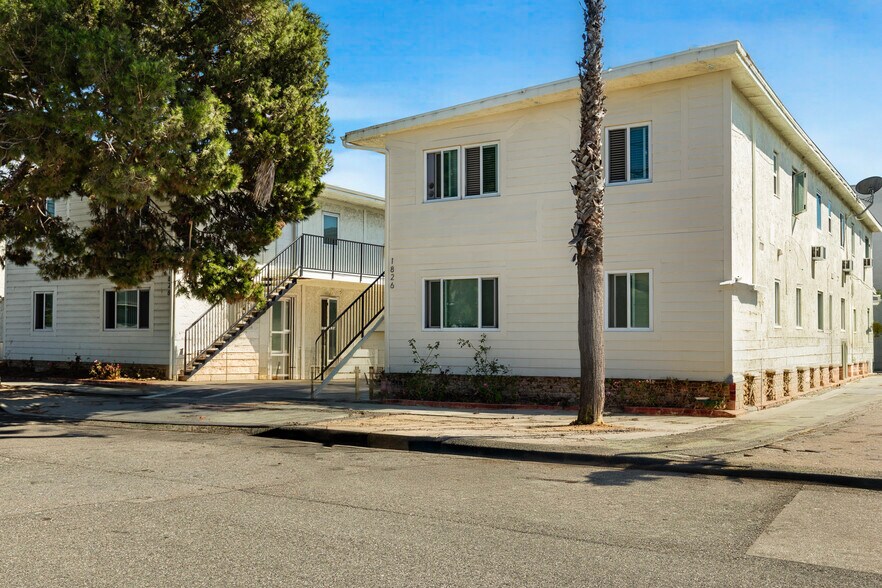 More Photos Of 1826-1828 12th St, Manhattan Beach Apartments For Sale