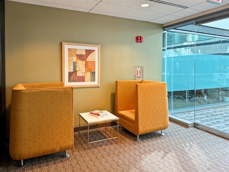 More Photos Of 203 N LaSalle St, Chicago Coworking Space