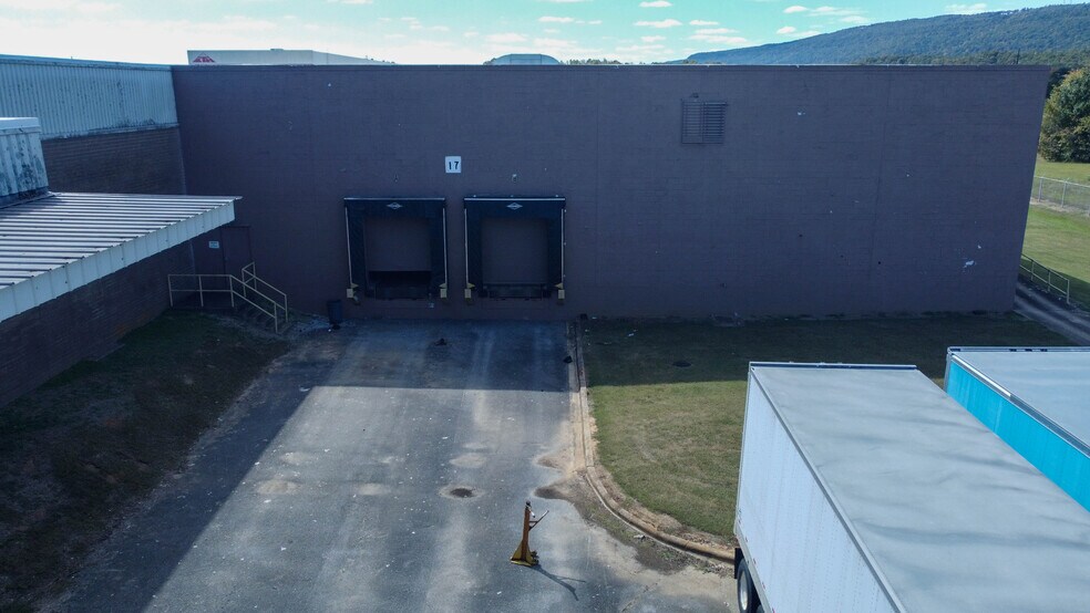 More Photos Of 400 Industrial Blvd, Leesburg Distribution For Sale