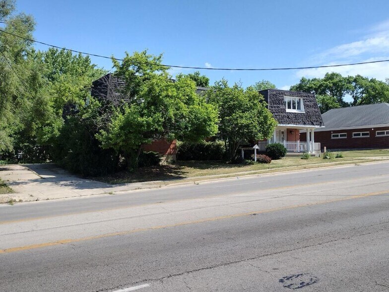 More Photos Of 474 Summit St, Elgin Office For Lease