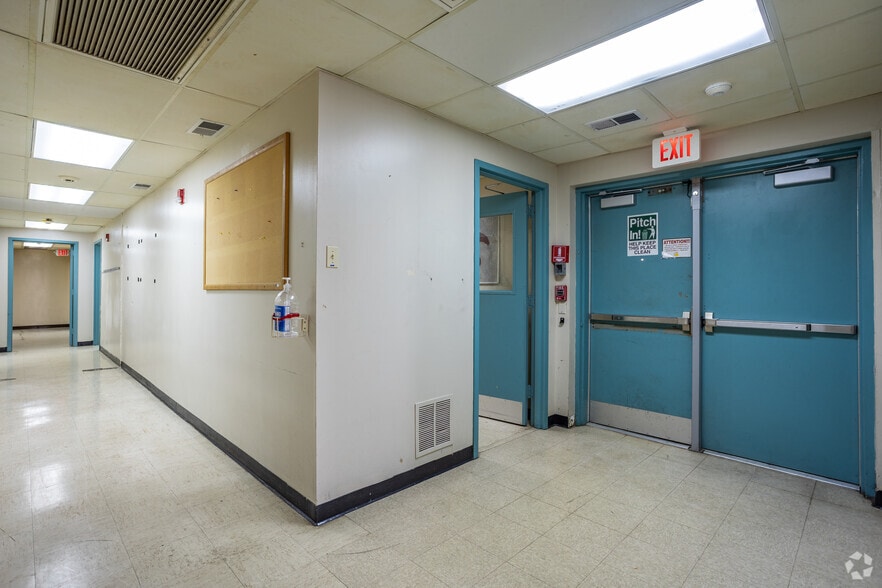 More Photos Of 912 E Walnut St, Garland Manufacturing For Lease