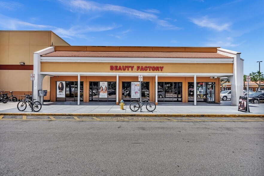 More Photos Of 8030-8384 N Pines Blvd, Pembroke Pines General Retail For Lease