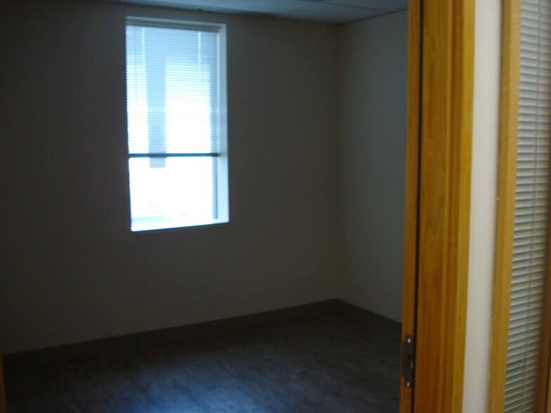 More Photos Of 2221 E Northern Lights Blvd, Anchorage Office For Lease