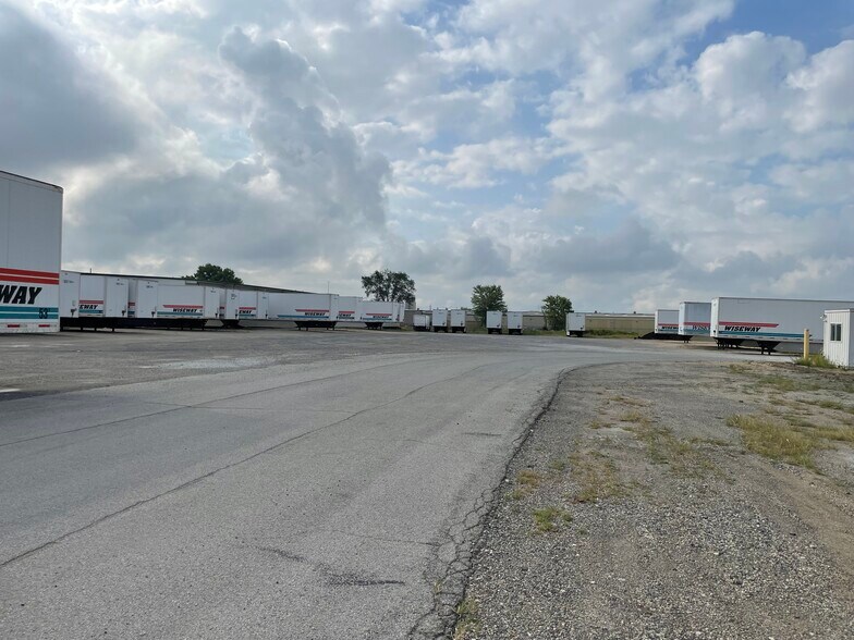 More Photos Of 106 Mooney Dr, Bourbonnais Warehouse For Lease
