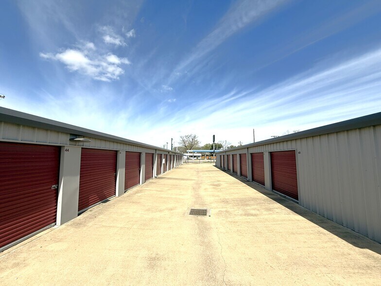 More Photos Of 801 W Brown St, Hearne Self Storage For Sale