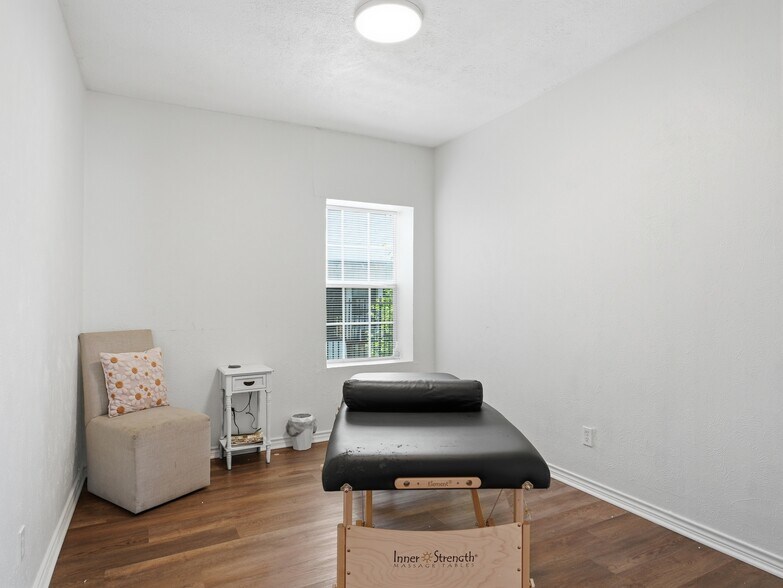 More Photos Of 210 W Pembroke Ave, Dallas Storefront Retail Office For Lease