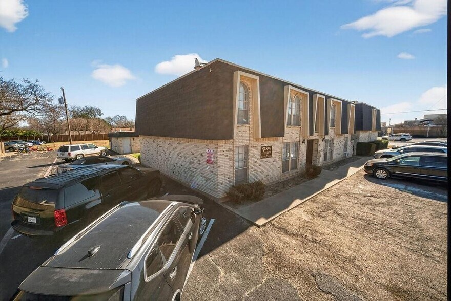 More Photos Of 705 E Worth St, Grapevine Apartments For Sale