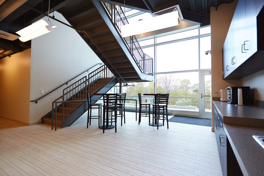More Photos Of 187 Northpointe Blvd, Freeport Research And Development For Lease