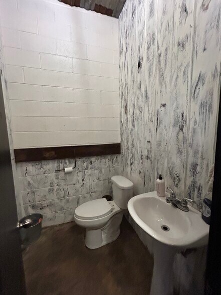 More Photos Of 105 S Main St, Quitman Storefront Retail Office For Sale