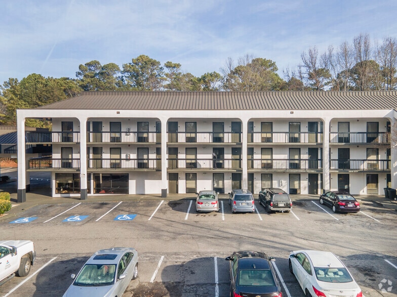 More Photos Of 9995 Old Dogwood Rd, Roswell Hotel For Sale