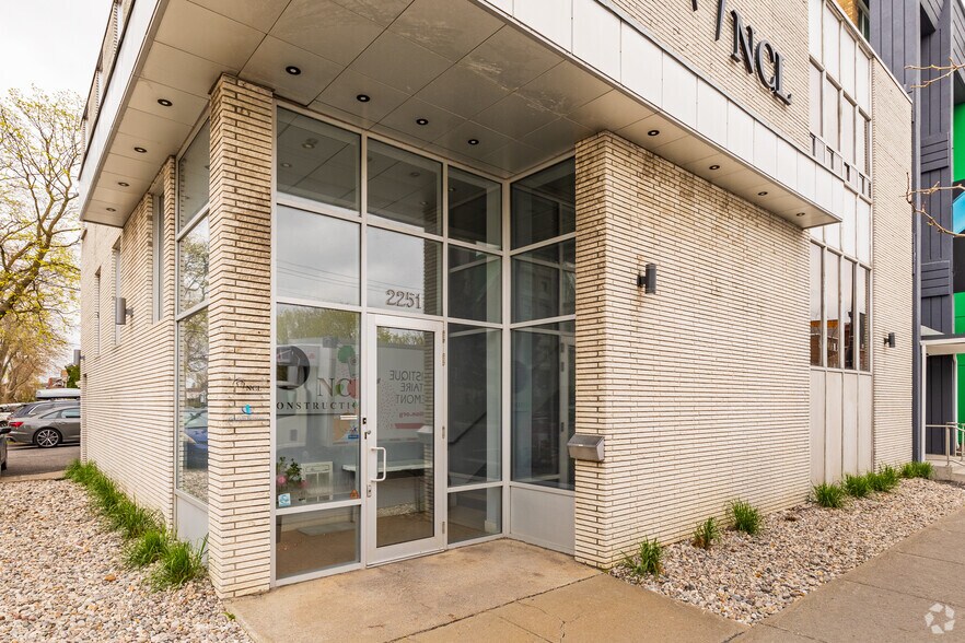 More Photos Of 2251 Rue Jean-Talon E, Montréal Office For Lease