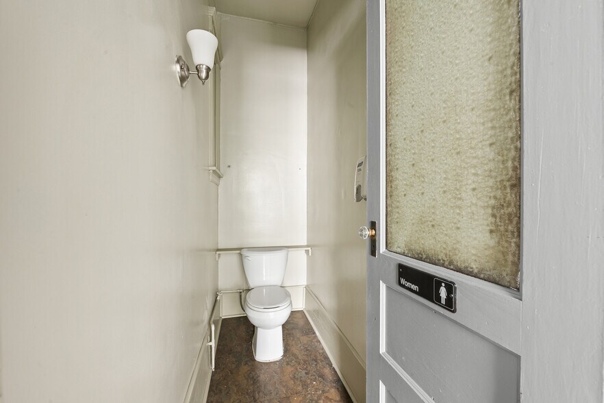 More Photos Of 507 32nd St, Union City Storefront Retail Office For Sale