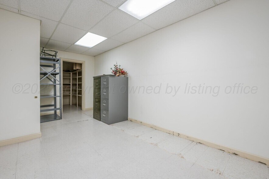 More Photos Of 1505 N Banks St, Pampa Office For Sale