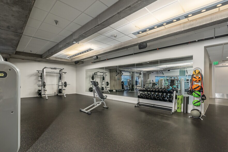 More Photos Of 2501 N Harwood St, Dallas Office For Sale