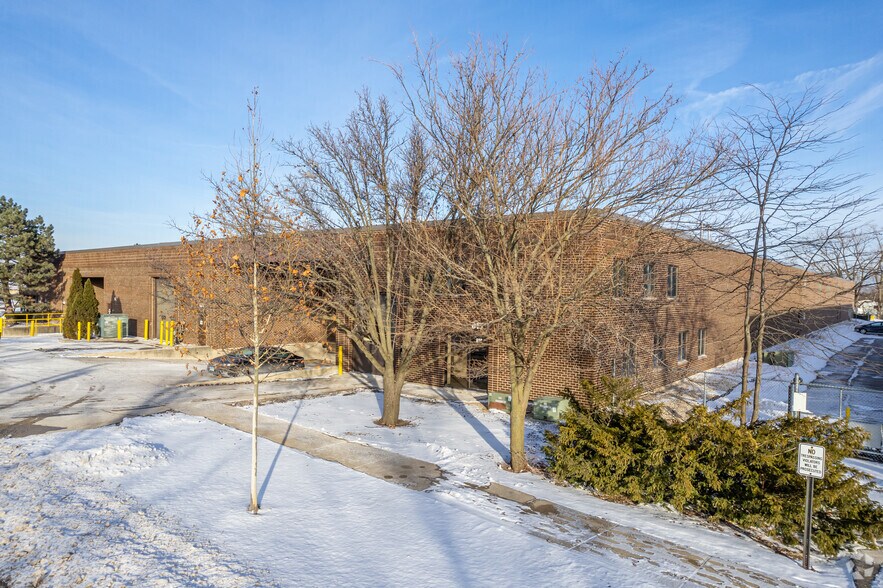 More Photos Of 815-835 Blackhawk Dr, Westmont Warehouse For Lease