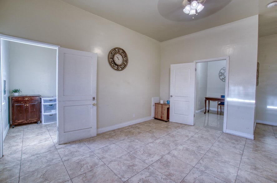 More Photos Of 11123 S Western Ave, Los Angeles Office For Sale