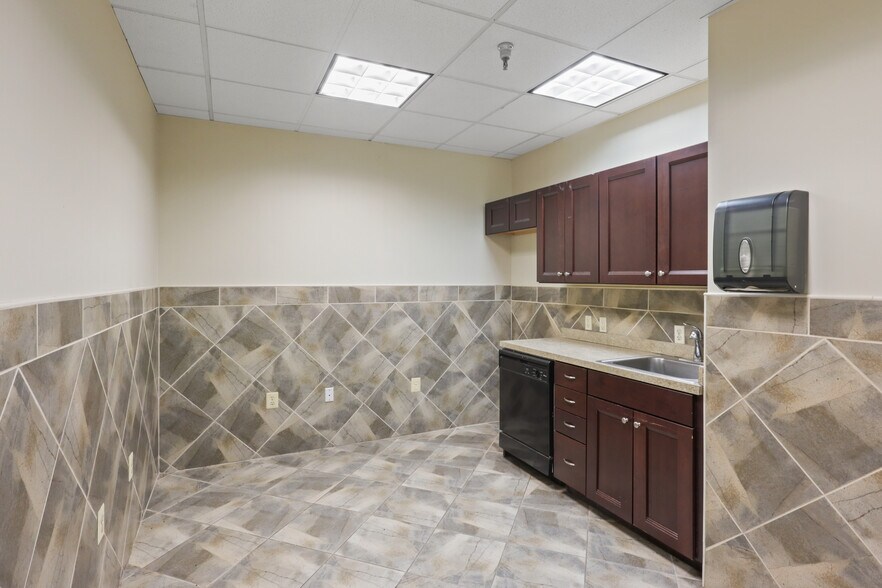 More Photos Of 339 Buschs Frontage Rd, Annapolis Medical For Lease