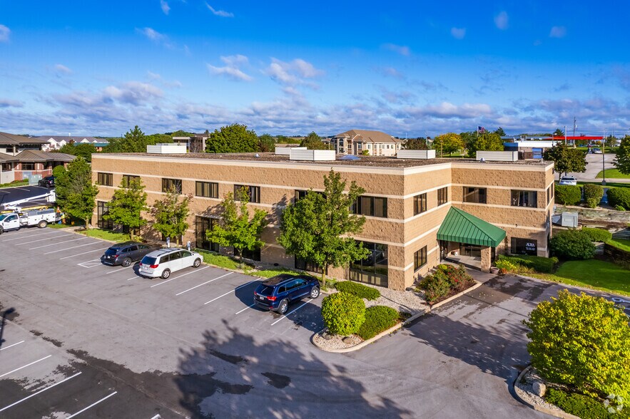 More Photos Of 285 Forest Grove Dr, Pewaukee Office For Lease