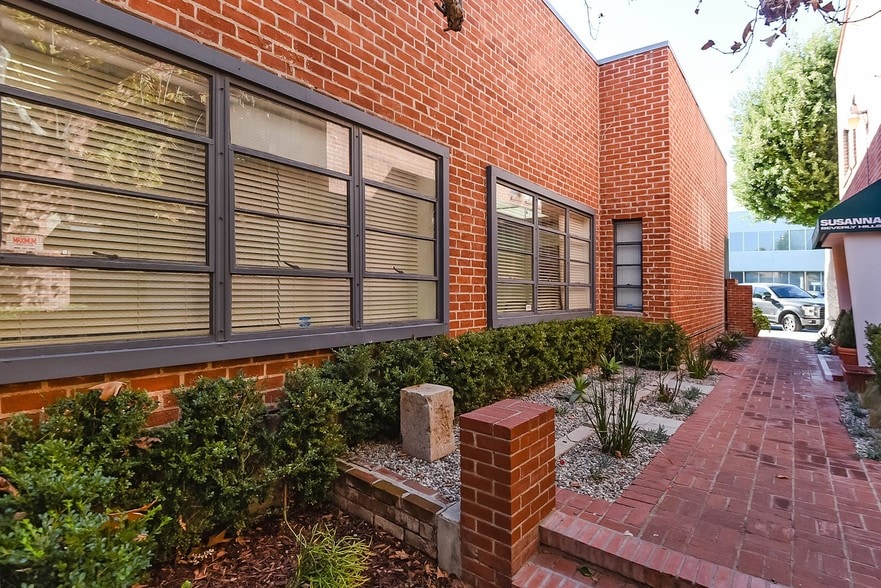 More Photos Of 328 S Beverly Dr, Beverly Hills General Retail For Lease